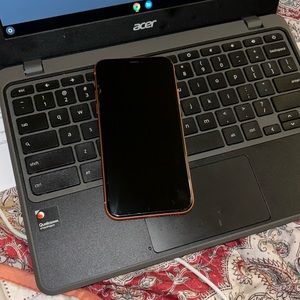 iPhoneXR coral it’s in good condition no damage or anything